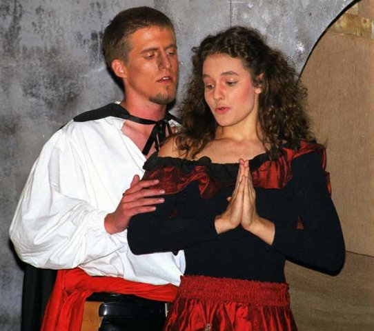 Romeo (Benjamin Küster) und Julia (Anita Hopt)